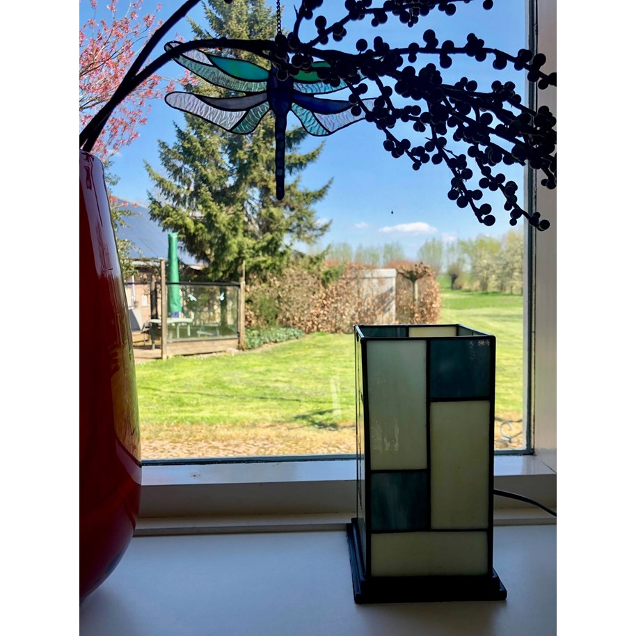 Art Deco Tiffany Windlicht Mondriaan driekwart aanzicht op vensterbank voor raam