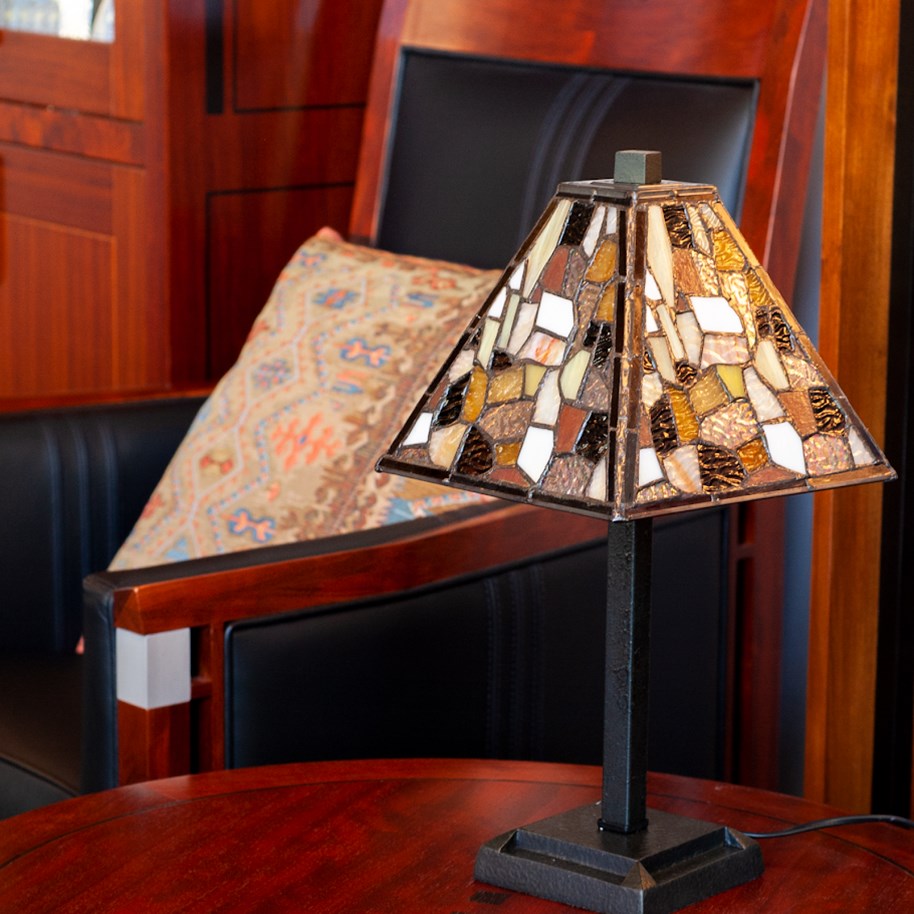 Tiffany Mini Tafellamp Fallingwater interieurfoto op tafel