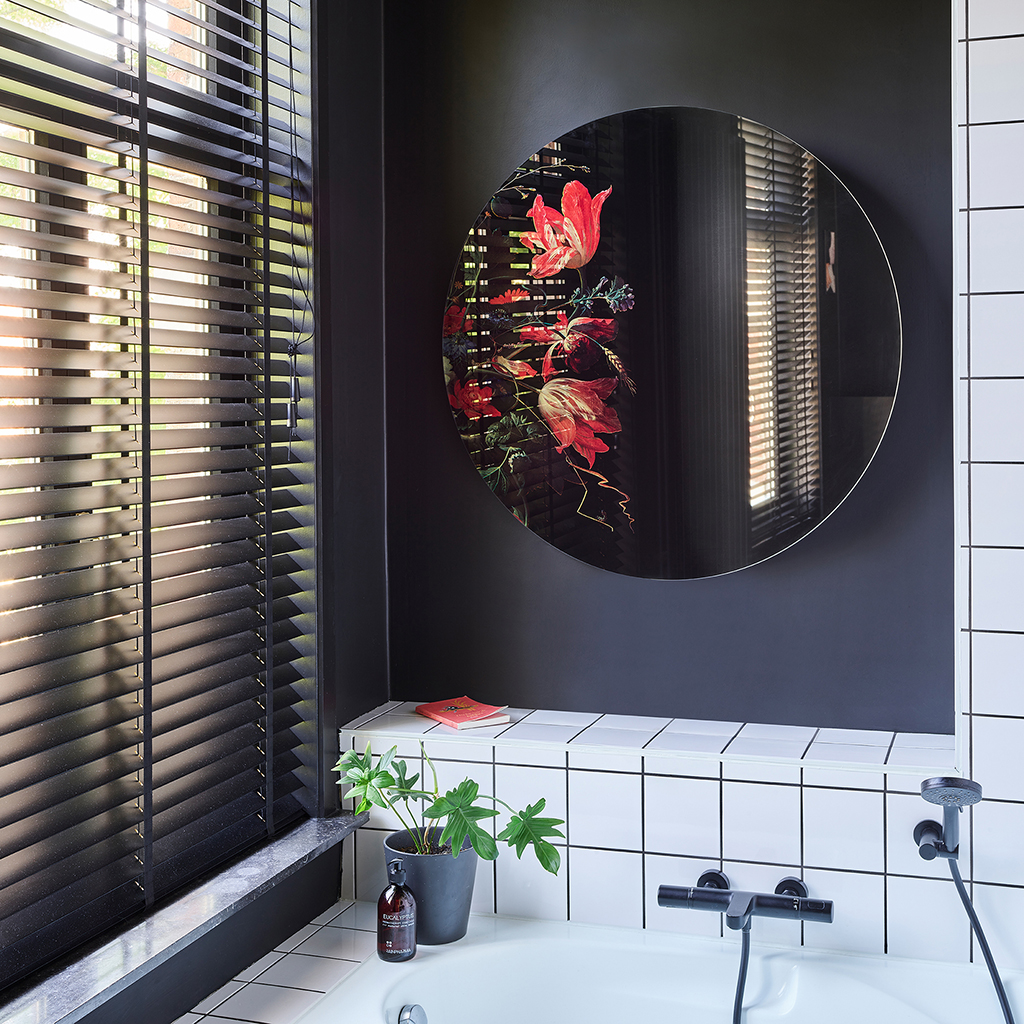 Deknudt design spiegel MUSEO interieur badkamer boven bad