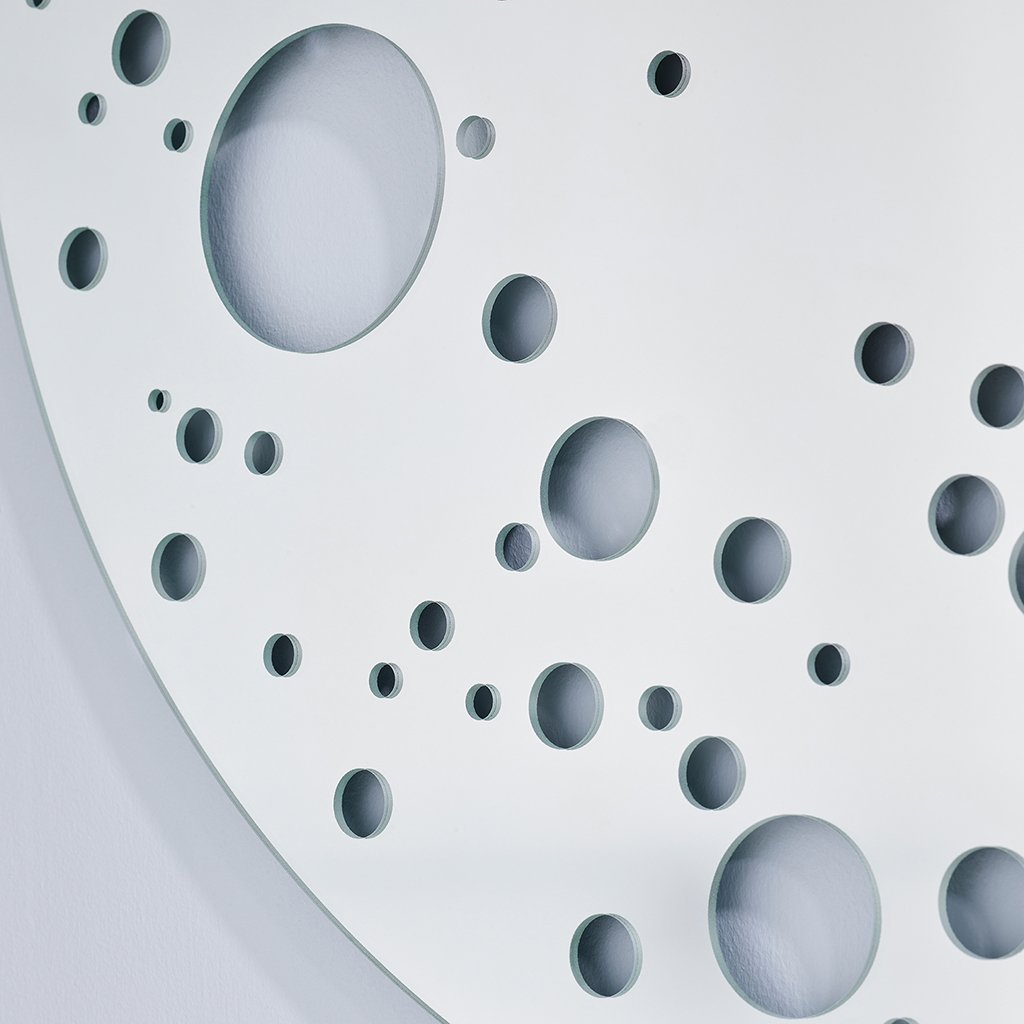 Deknudt design spiegel rond APOLLO detail van gaten in spiegel